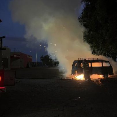 Kombi pega fogo durante abastecimento com motor ligado em MG