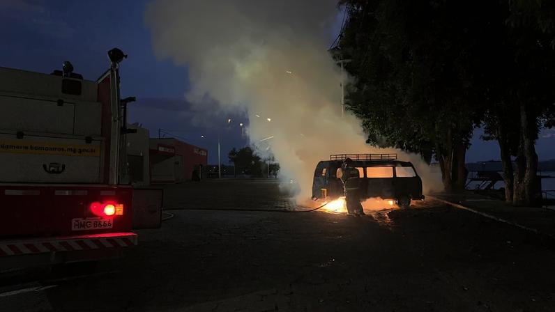 Bombeiros combateram fogo em Kombi na cidade de Boa Esperança