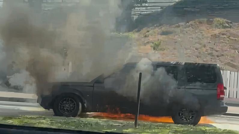 Veículo entrou em chamas no meio da pista