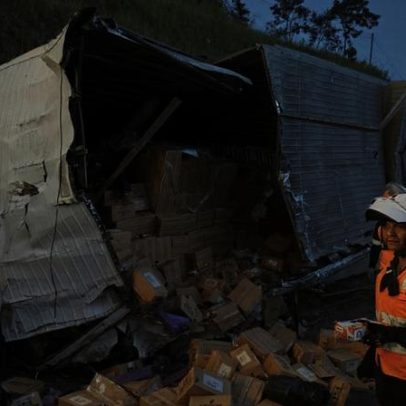 Carreta tomba na BR-381; PRF encontra quase 2 t de maconha em carga