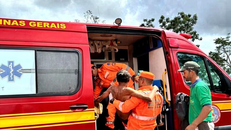 Bombeiros resgatam homem debilitado às margens da BR-040