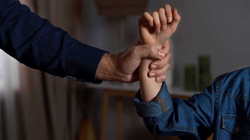Ocorrência foi registrada depois que a mãe da menina notou machucados em seu rosto