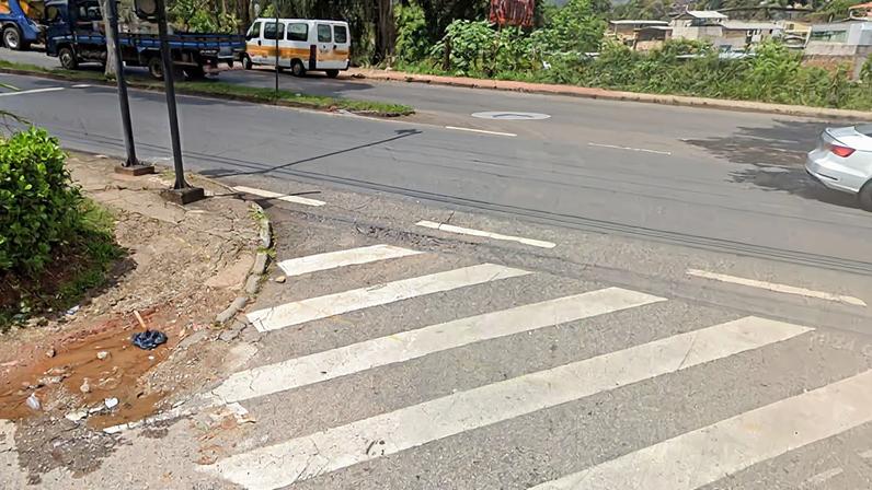 Acidente ocorreu no cruzamento da rua Monte Carmelo com a avenida Waldir Soeiro Emrich