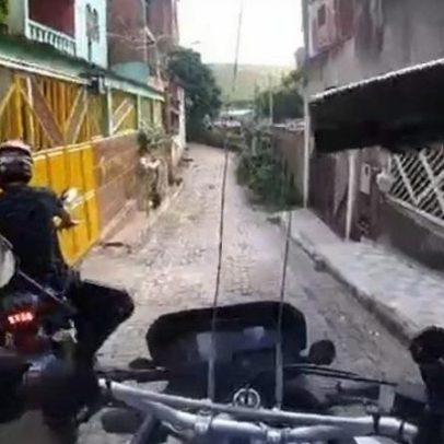 Motociclista sem CNH foge da PM, morde policial e é preso em MG