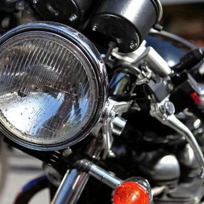 Motociclista sem CNH avança cruzamento em alta velocidade e sofre fratura exposta