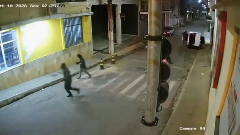 A ação foi registrada por câmeras de segurança e deixou a fachada do banco destruída