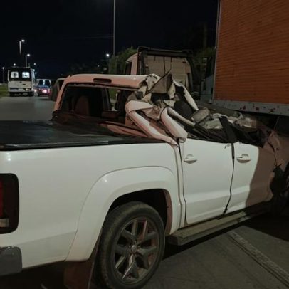 Mulher morre após colisão de carro com baú de caminhão parado em Minas