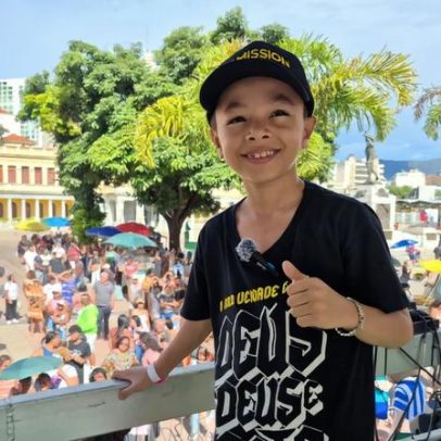 Menino de 6 anos emociona público ao cantar e rezar na Praça da Estação