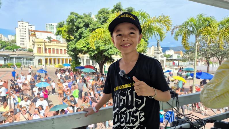 Menino de 6 anos emociona público ao cantar e rezar na Praça da Estação
