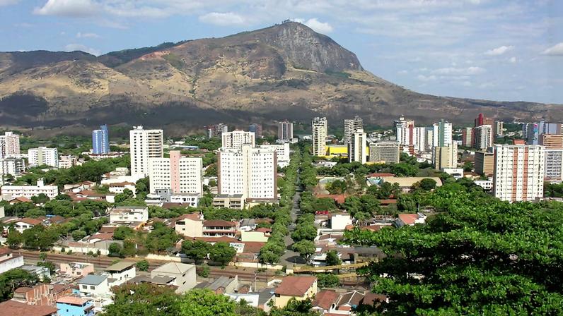 Pico do Ibituruna. Com 1.123 metros de altitude possui as melhores térmicas para a prática do voo livre