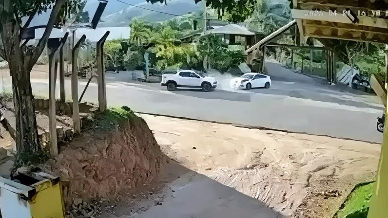 Homem provocou acidente de trânsito durante tentativa de fuga na MG-474