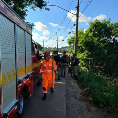 Corpo carbonizado é encontrado em pé em talude em cidade de Minas Gerais