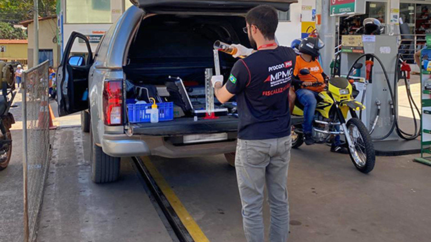Vinte e um postos de gasolina foram vistoriados pelo Procon-MPMG
