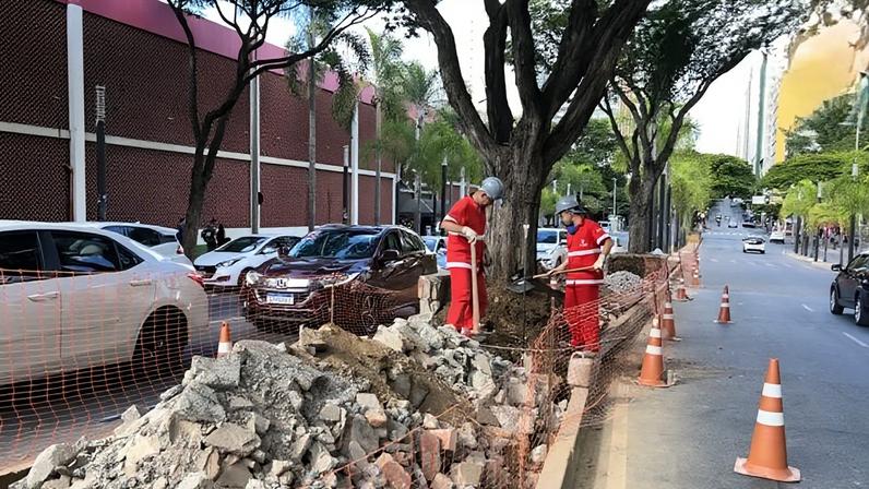 Obras ocorrem em frente ao Mercado Central