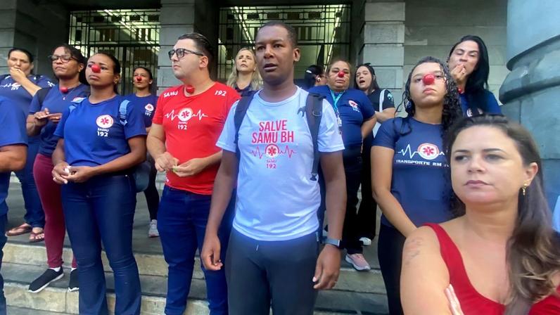 Profissionais protestam contra cortes em frente à PBH