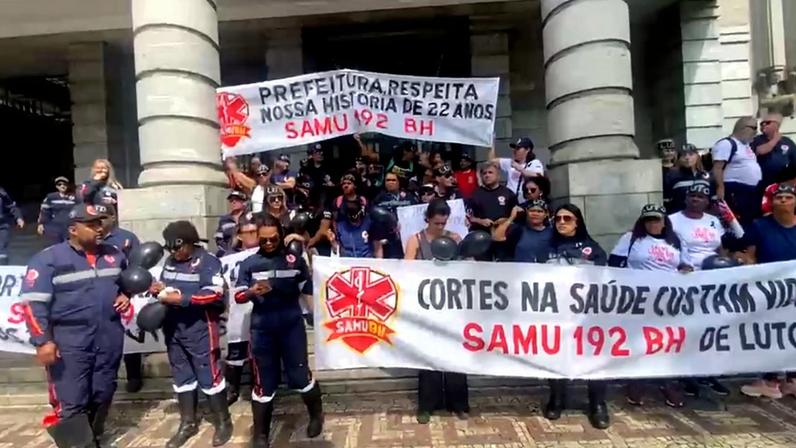 Trabalhadores do Samu protestaram na porta da PBH, na quarta (22), contra cortes no serviço
