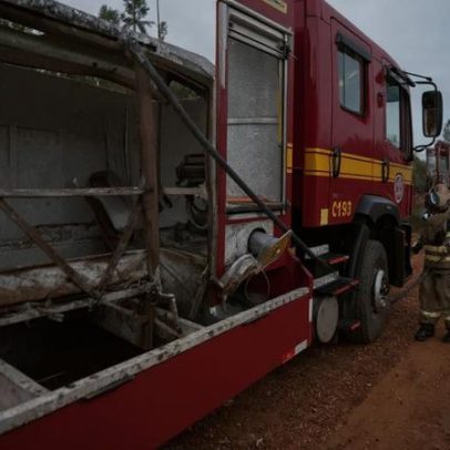 Micro-ônibus de time de futebol pega fogo em rodovia de MG