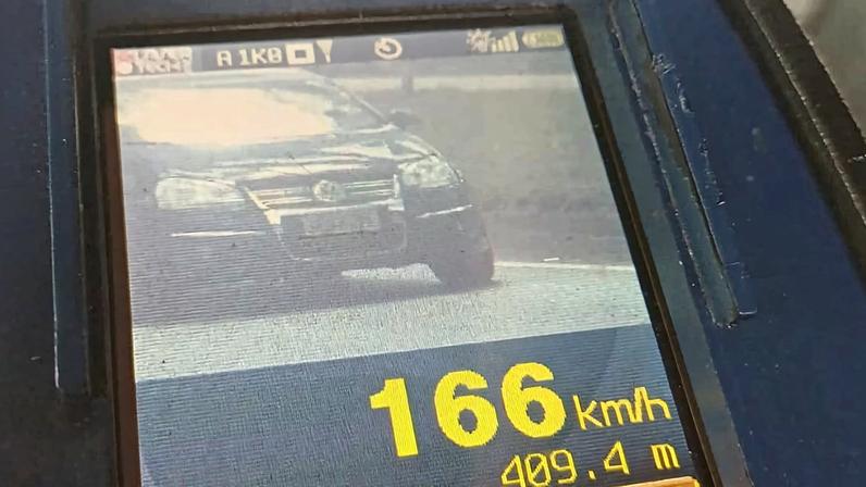 5.448 veículos foram flagrados acima do limite permitido nas vias, enquanto 532 motoristas foram autuados por ultrapassagens indevidas