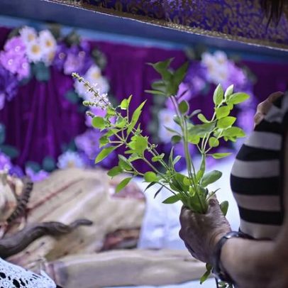 Tradição centenária reúne fiéis na abertura do Santo Sepulcro em Sabará