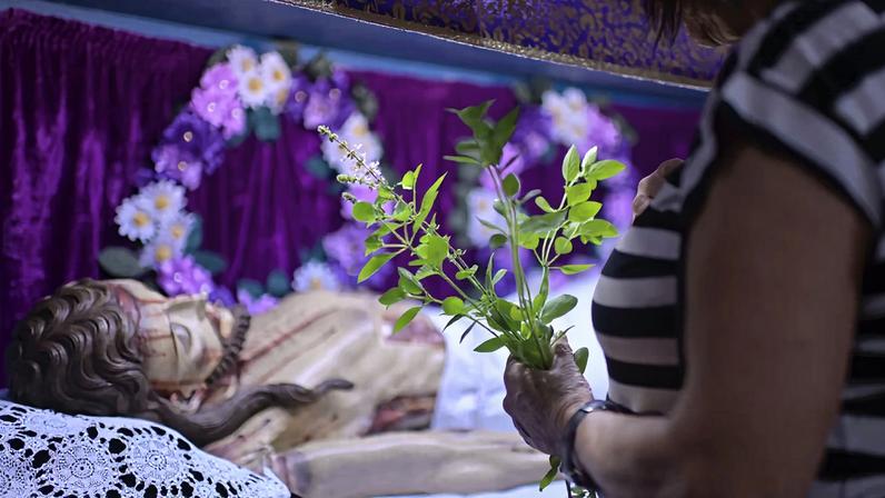 Tradição centenária reúne fiéis na abertura do Santo Sepulcro em Sabará