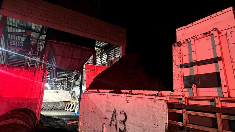 Trabalhador morre após ser soterrado por borracha triturada em silo