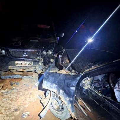 Motorista foge após batida frontal, cai em barranco e morre no hospital em MG