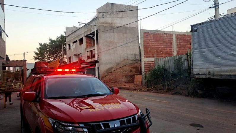 Logo após o acidente, populares começaram a retirar a terra que estava sobre a vítima, conseguindo expor parcialmente seu tórax