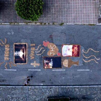 Moradores de Santa Luzia acordam de madrugada para enfeitar ruas com tapetes