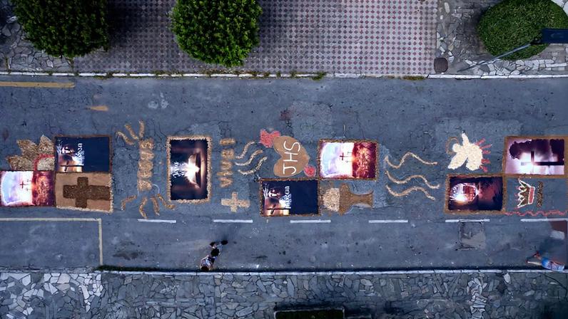 Moradores de Santa Luzia acordam de madrugada para enfeitar ruas com tapetes