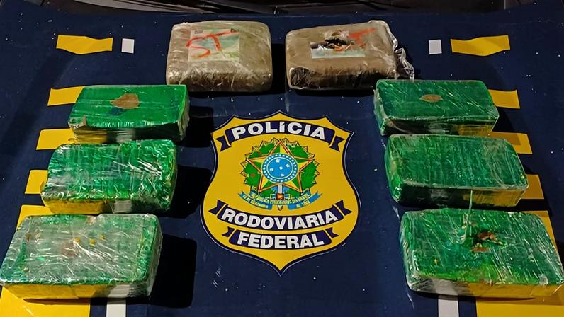 Drogas estavam escondidas em um compartimento no painel do carro e em uma mochila