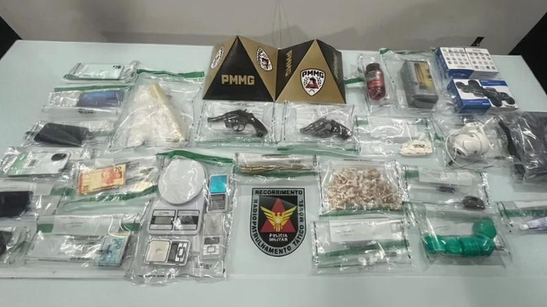 Pai e filho apontados como líderes do tráfico foram presos com drogas, armas e dinheiro
