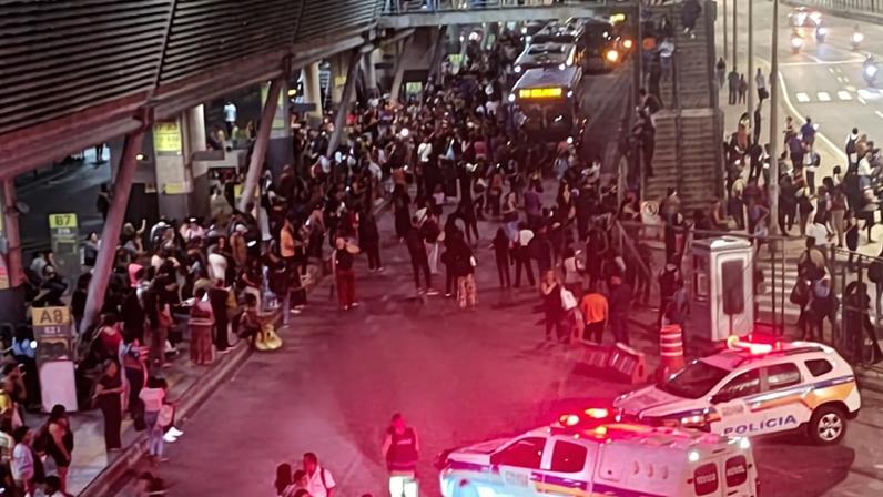 Usuários protestam na Estação São Gabriel contra atrasos e más condições do transporte coletivo em BH