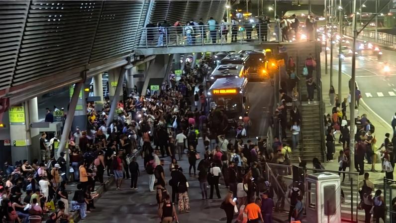 Caos na Estação São Gabriel: passageiros protestaram contra atrasos nas viagens das linhas alimentadoras do terminal