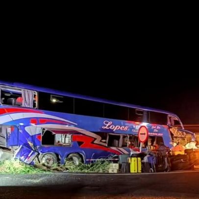 Motorista e passageira de ônibus morrem após batida com carreta em MG