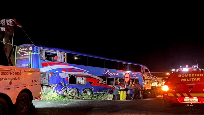 Ônibus colidiu com uma carreta carregada de açúcar, que seguia em direção contrária