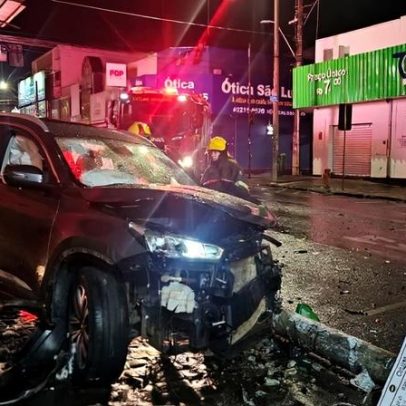 Casal fica ferido em acidente entre carros em MG; poste cai