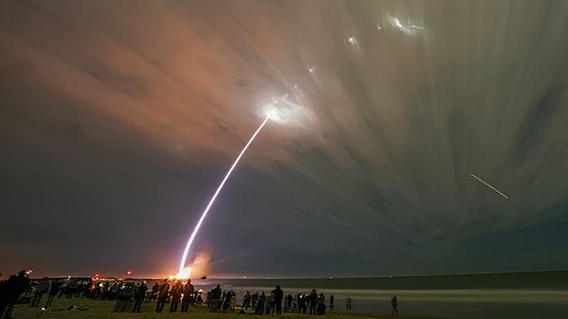 Um foguete New Glenn da Blue Origin decola em seu lançamento inaugural na Estação da Força Espacial de Cabo Canaveral em 16 de janeiro