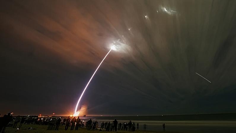 Um foguete New Glenn da Blue Origin decola em seu lançamento inaugural na Estação da Força Espacial de Cabo Canaveral em 16 de janeiro