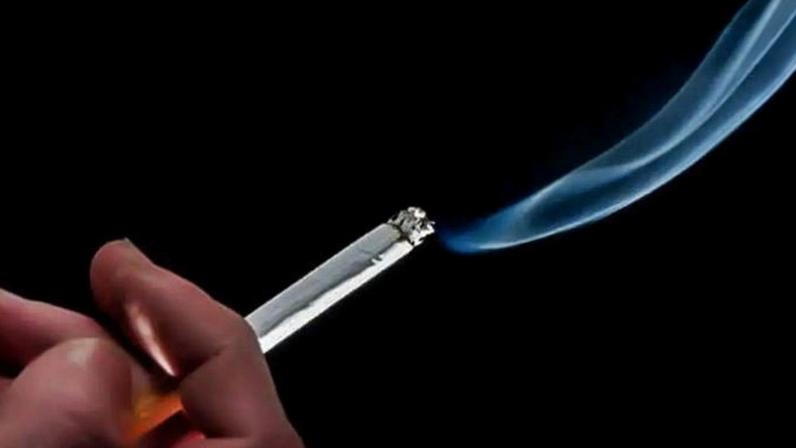 Cigarro acesso em mão | Reprodução/ONU