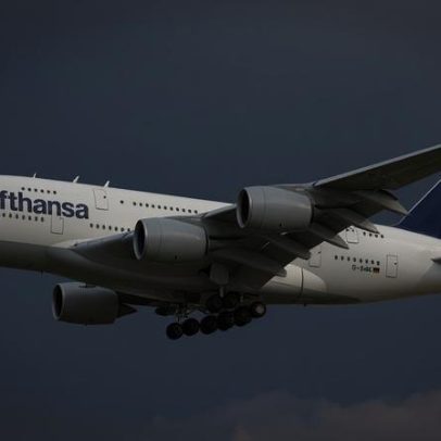 Lufthansa reduzirá voos para economizar combustível devido ao impacto da guerra