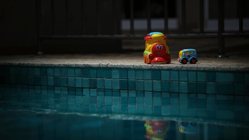 Imagem colorida,criança é reanimada após se afogar na piscina-Metrópoles