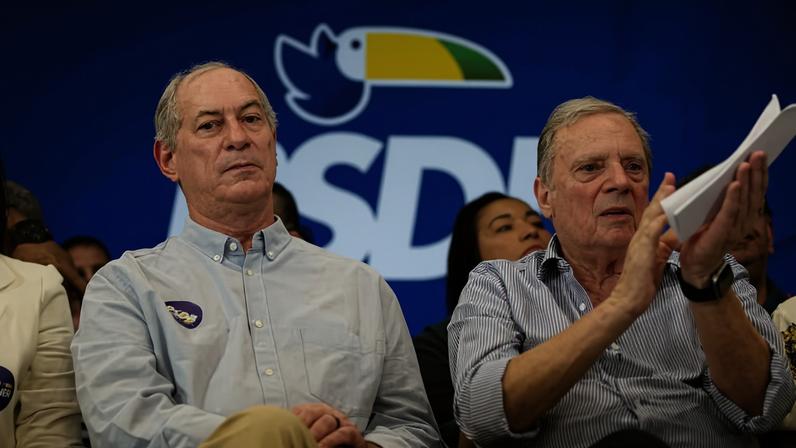 Ciro Gomes se filia ao PSDB ao lado de lideranças da oposição no Ceará — Foto: Thiago Gadelha/SVM