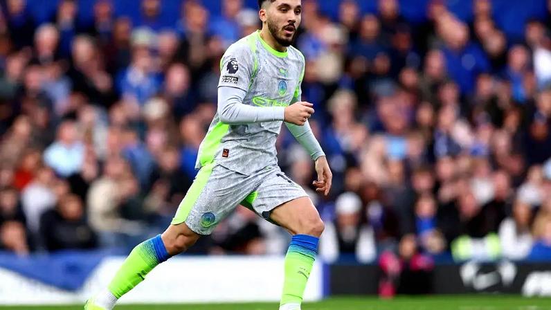 Rayan Cherki (Manchester City) durante jogo contra o Chelsea, no dia 12.04.2026.