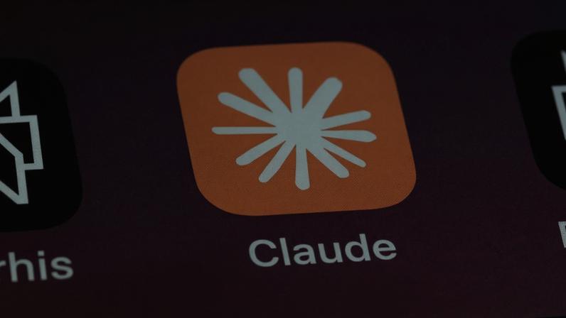 Claude e Claude Code fora do ar? Anthropic passa por instabilidade nesta terça (28)