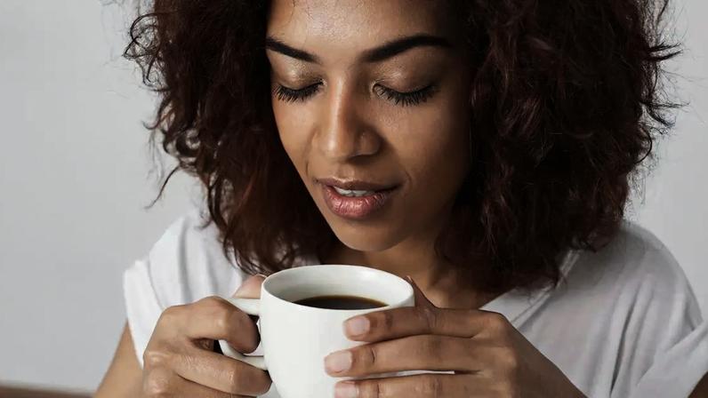 Nutricionista explica efeitos de beber café em jejum