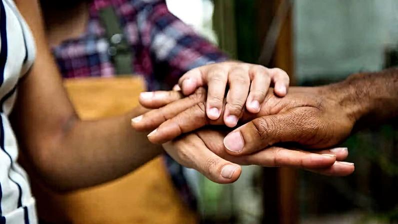 Fotografia de mãos reunidas, como gesto de união