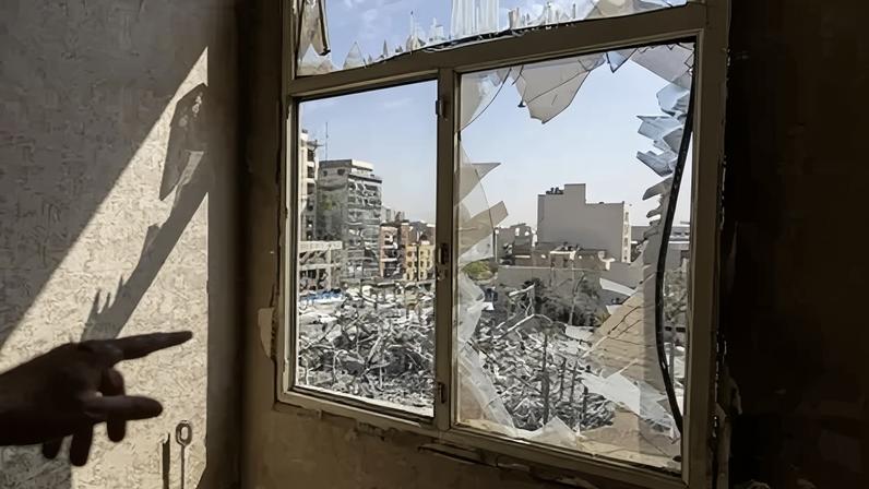 Vista de uma instalação policial destruída, atingida dias antes, durante a campanha militar EUA-Israel em 4 de março de 2026, em Teerã, Irã