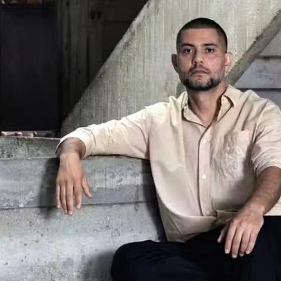 Cristián Mohaded transforma descartes de madeira em móveis escultóricos
