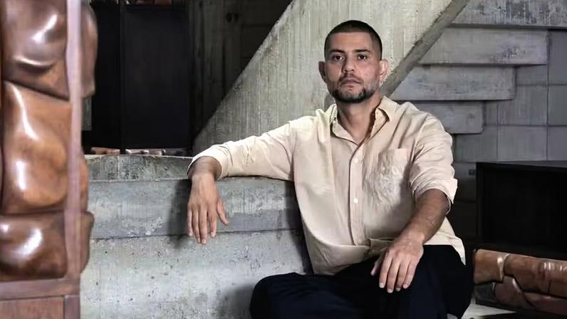 Designer Cristián Mohaded transforma descartes de madeira em móveis artísticos.