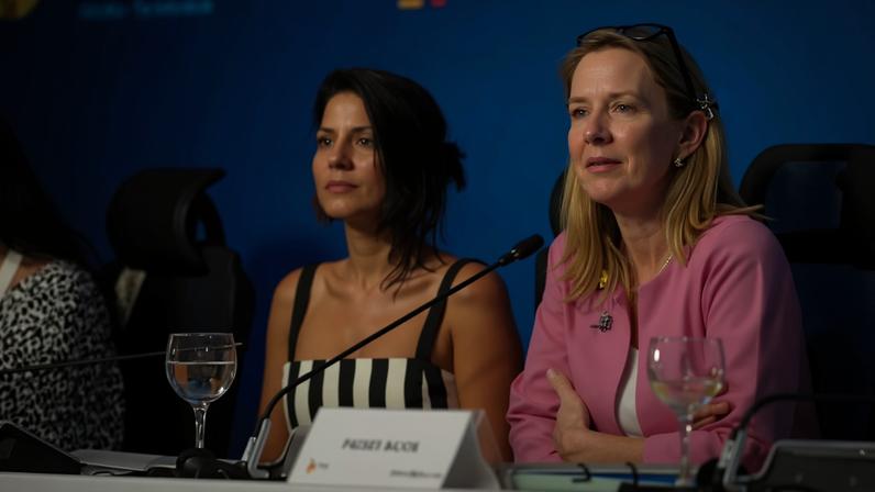Irene Vélez Torres, ministra do Meio Ambiente da Colômbia, e Stientje van Veldhoven, ministra de Clima e Crescimento Verde dos Países Baixos, juntas na copresidência da 1ª Conferência sobre a Transição Para Longe dos Combustíveis Fósseis — Foto: Divulgação